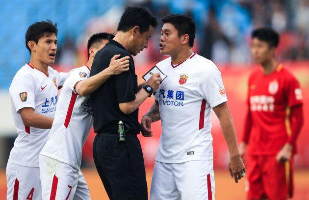 上港客场胜负战，险胜对手，稳稳守住榜首位置的简单介绍